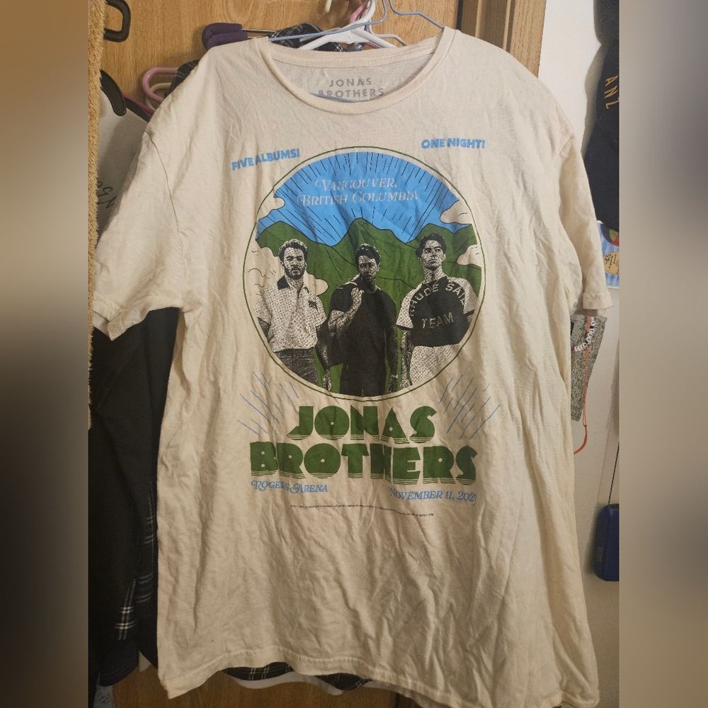 Jonas Brothers Vancouver, BC Canada Concert T Shirt. 5 Albums 1 Night